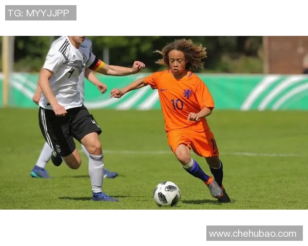 哈维西蒙斯的崛起之路：从青训新星到足球场上的闪耀之星